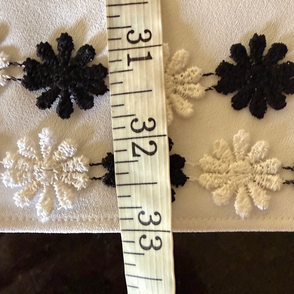Alice + Olivia Classics White Sleeveless Shift with 3-D Flower Trim Size 6 - Picture 12 of 16